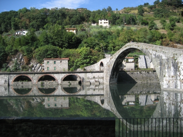Ponte della Maddalena (Ponte del Diavolo), near Borgo a Mozzano - on holiday 2008